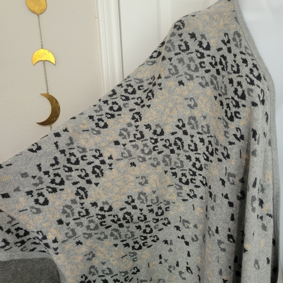 cabi Gigi Sweater Cape Gray Snow Leopard Print O/S Like New 100% Cotton - Picture 4 of 9